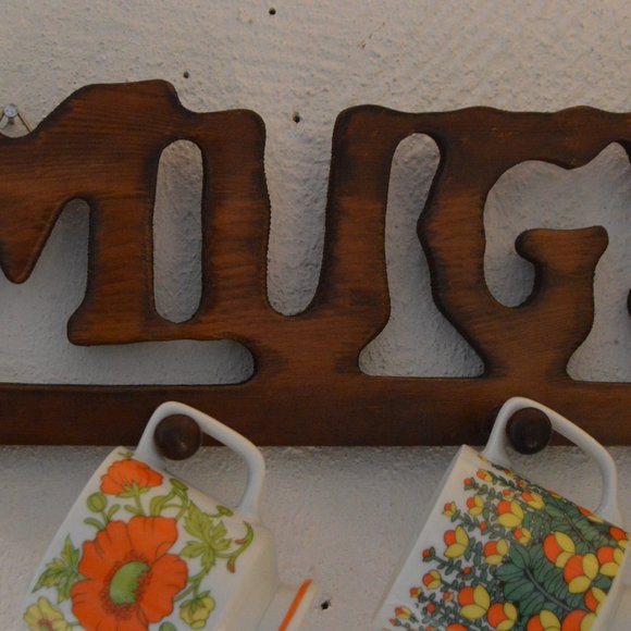 Vintage 1970s 1980s Woodcut Wooden Mug Display Hanger Wall Decor reading MUGS - Picture 3 of 3